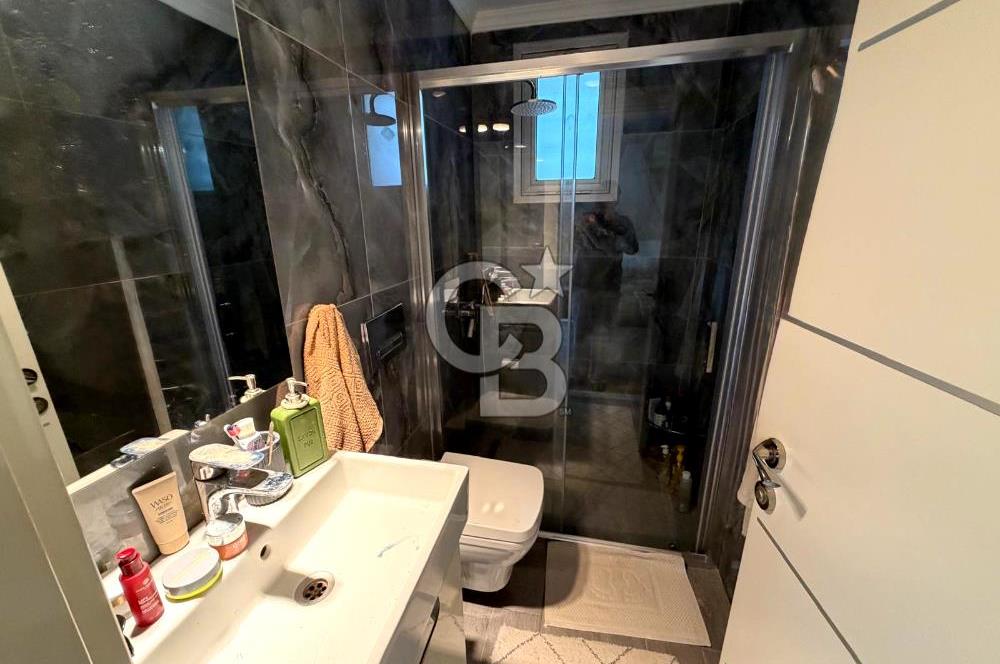 Sabah havuzunuzda güne başlayıp, akşamüstü kısa bir yürüyüşle Çeşme Marina’da kahvenizi yudumladığınızı hayal edin...