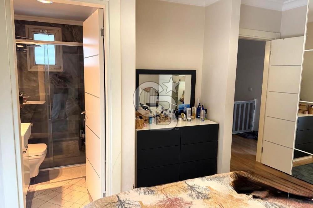 Sabah havuzunuzda güne başlayıp, akşamüstü kısa bir yürüyüşle Çeşme Marina’da kahvenizi yudumladığınızı hayal edin...