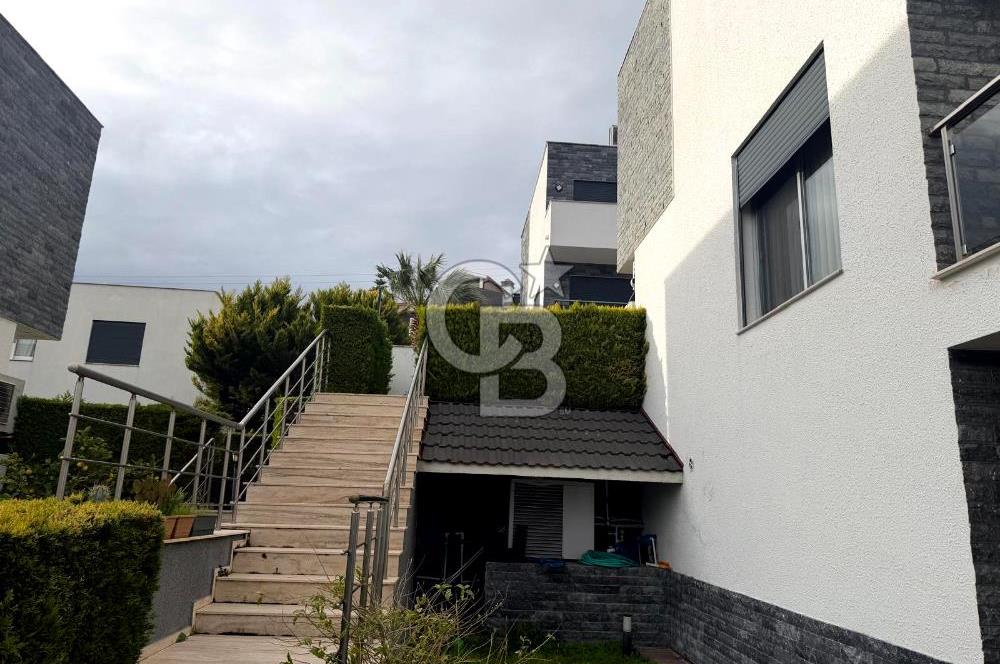 Sabah havuzunuzda güne başlayıp, akşamüstü kısa bir yürüyüşle Çeşme Marina’da kahvenizi yudumladığınızı hayal edin...