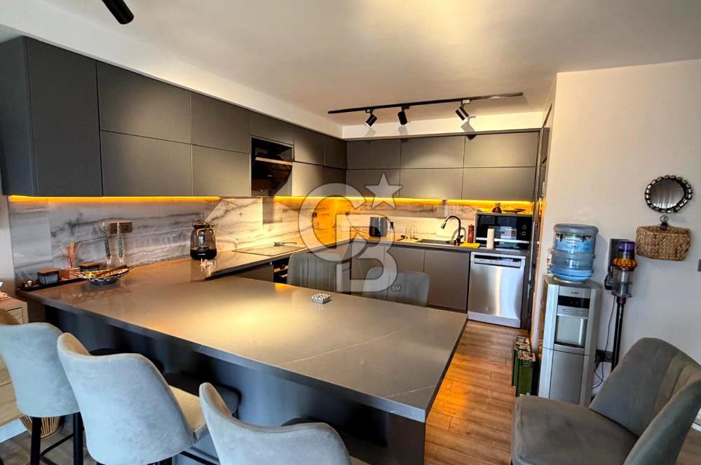 Sabah havuzunuzda güne başlayıp, akşamüstü kısa bir yürüyüşle Çeşme Marina’da kahvenizi yudumladığınızı hayal edin...