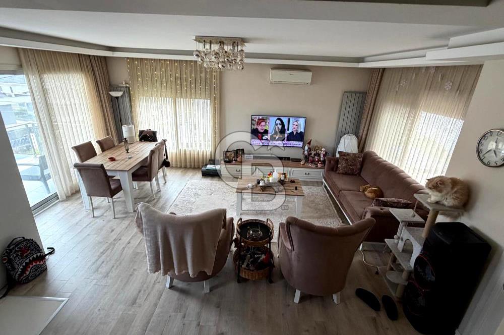 Sabah havuzunuzda güne başlayıp, akşamüstü kısa bir yürüyüşle Çeşme Marina’da kahvenizi yudumladığınızı hayal edin...