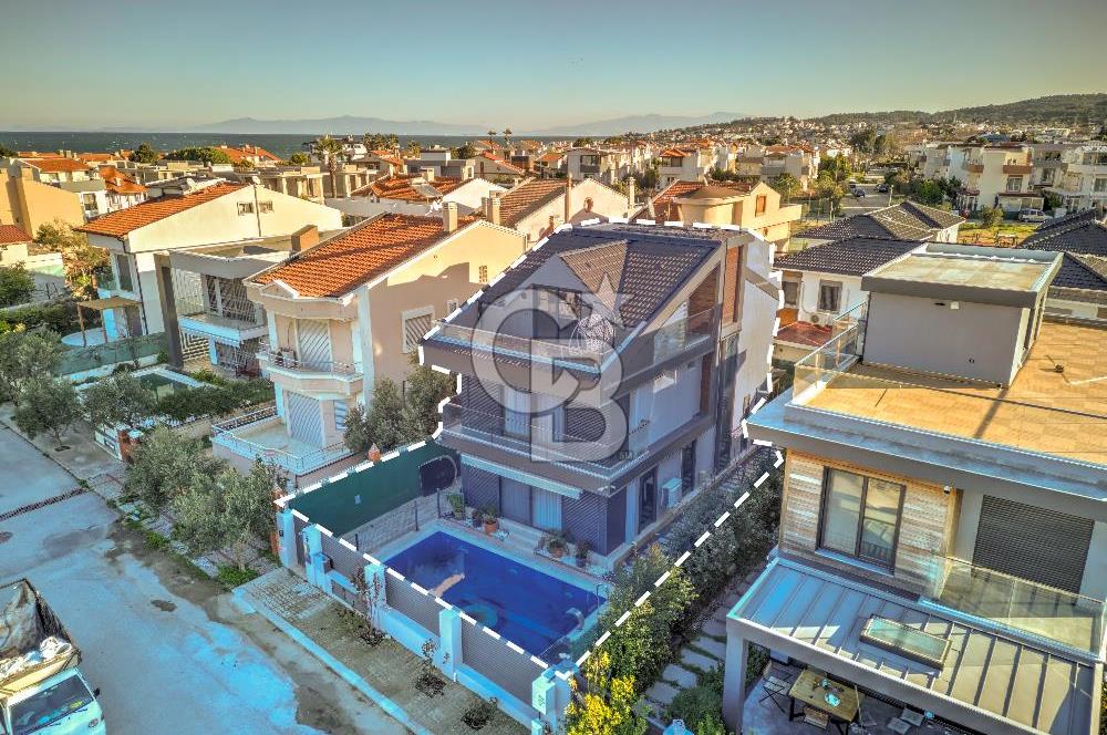URLA ATATÜRK MAHALLESİNDE 5+1 MÜSTAKİL HAVUZLU TRİPLEKS VİLLA