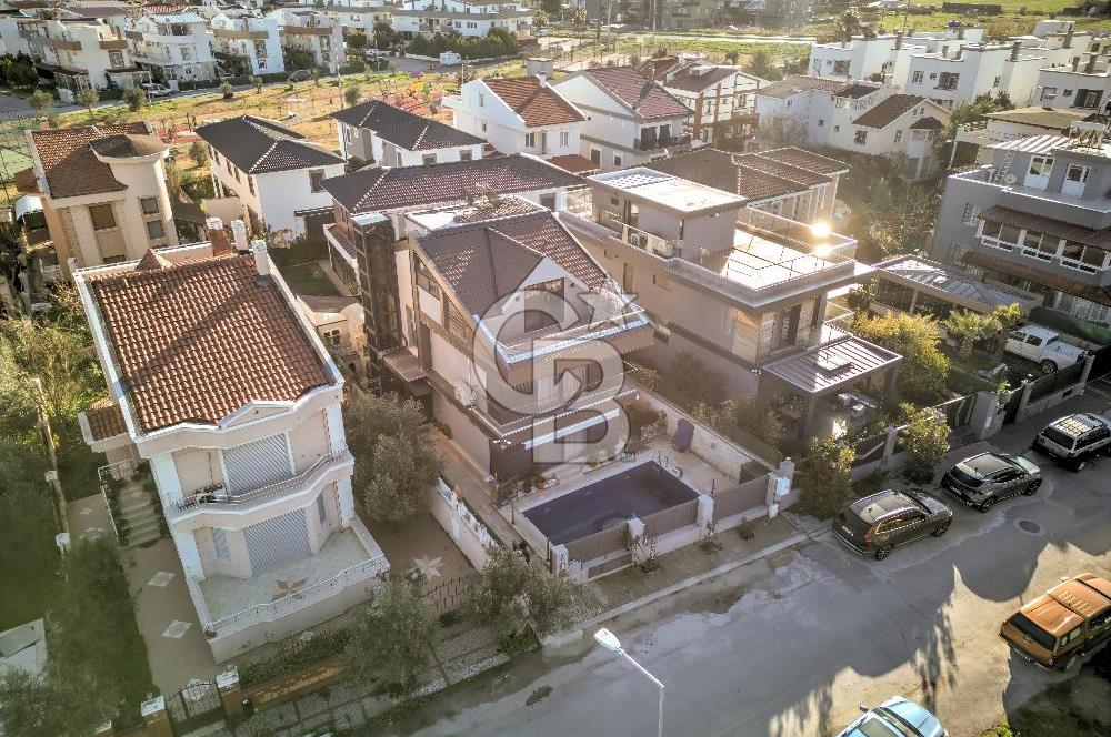URLA ATATÜRK MAHALLESİNDE 5+1 MÜSTAKİL HAVUZLU TRİPLEKS VİLLA