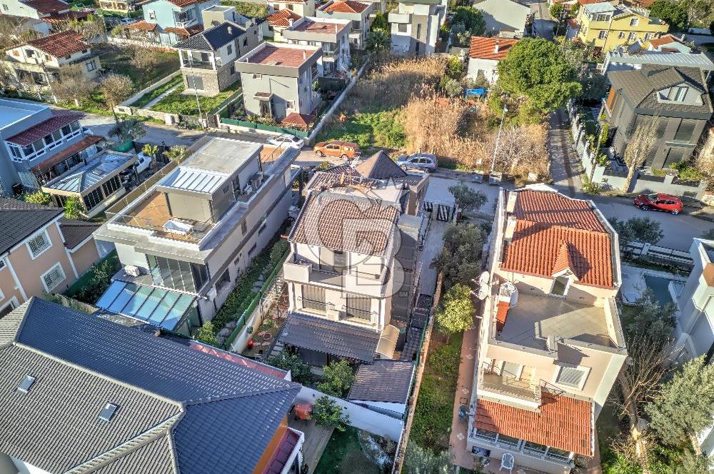 URLA ATATÜRK MAHALLESİNDE 5+1 MÜSTAKİL HAVUZLU TRİPLEKS VİLLA