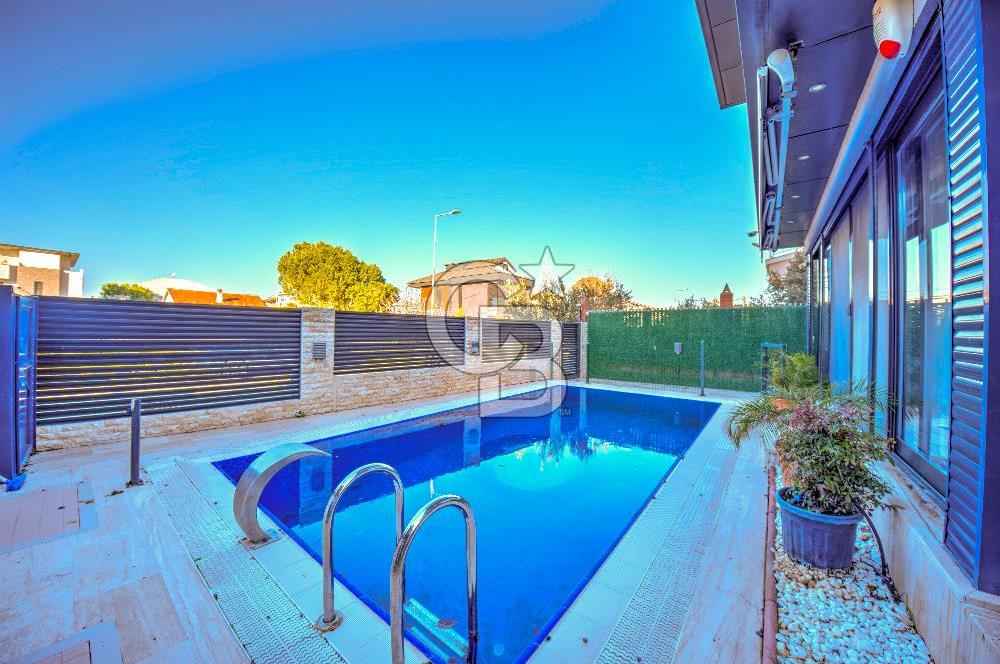 URLA ATATÜRK MAHALLESİNDE 5+1 MÜSTAKİL HAVUZLU TRİPLEKS VİLLA