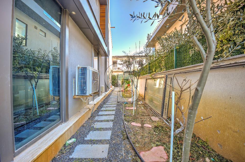 URLA ATATÜRK MAHALLESİNDE 5+1 MÜSTAKİL HAVUZLU TRİPLEKS VİLLA