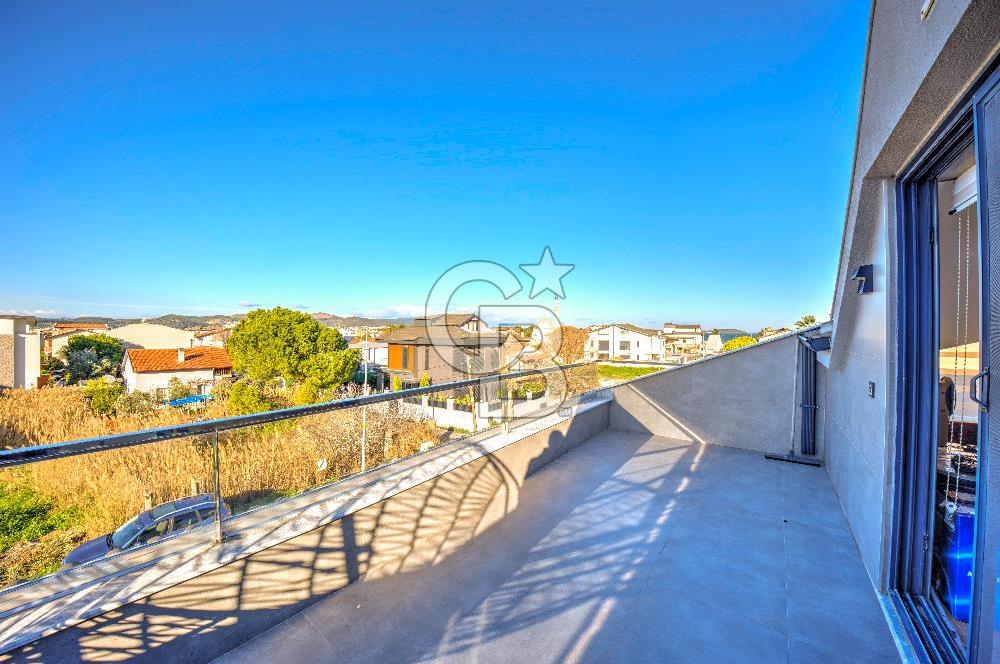 URLA ATATÜRK MAHALLESİNDE 5+1 MÜSTAKİL HAVUZLU TRİPLEKS VİLLA