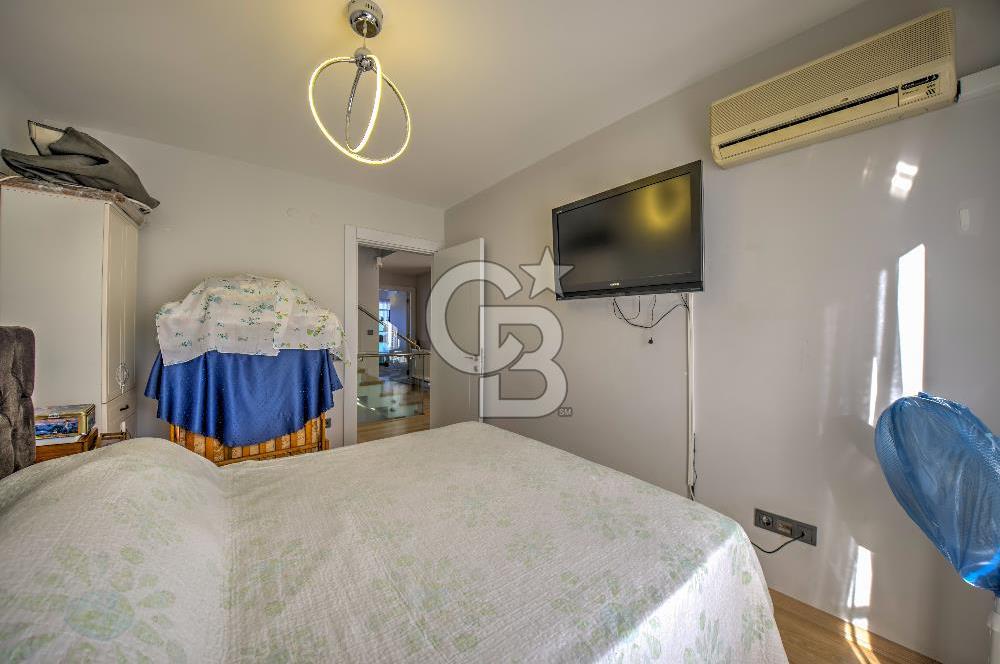 URLA ATATÜRK MAHALLESİNDE 5+1 MÜSTAKİL HAVUZLU TRİPLEKS VİLLA