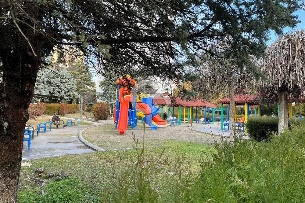 TUNAHAN'DA SUTEK SİTESİNDE SATILIK BÜYÜK TİP METRO YAKINI 2+1