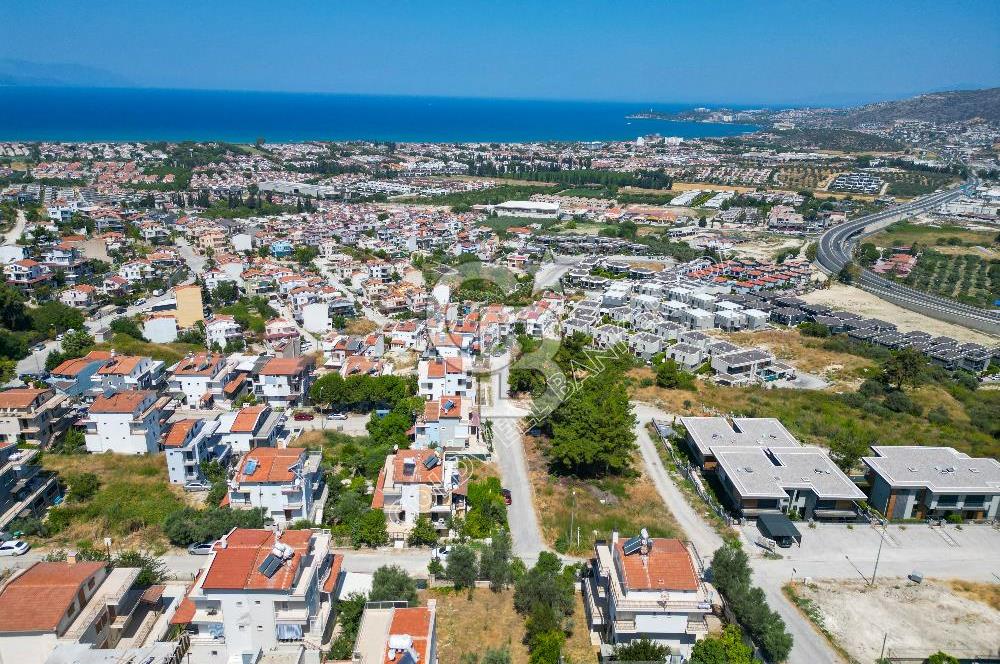 KUŞADASI MERKEZDE DENİZ MANZARALI SATILIK VİLLA İMARLI ARSA