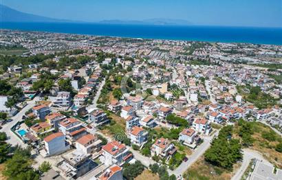 KUŞADASI MERKEZDE DENİZ MANZARALI SATILIK VİLLA İMARLI ARSA