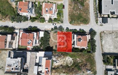 KUŞADASI MERKEZDE DENİZ MANZARALI SATILIK VİLLA İMARLI ARSA