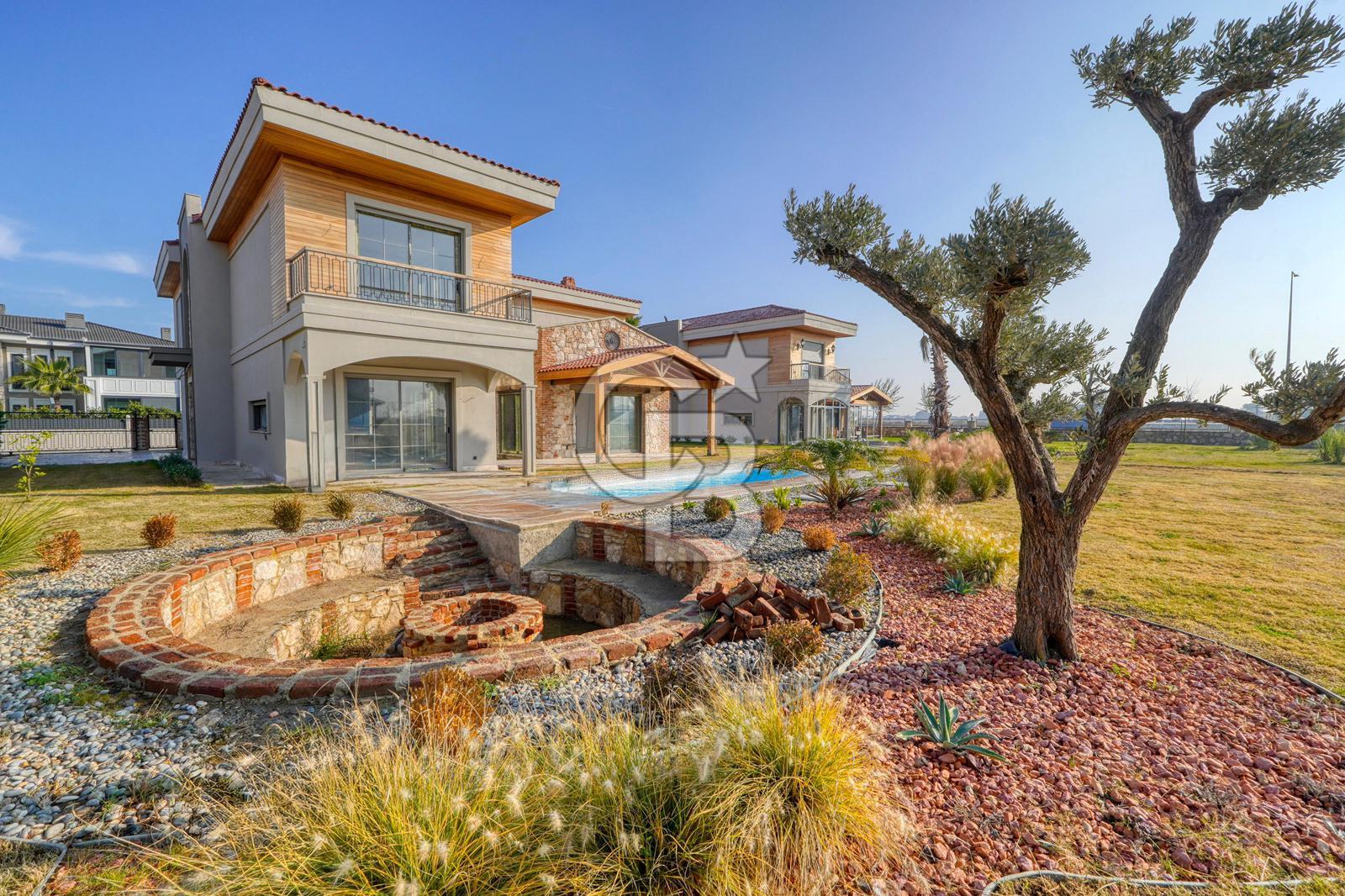 Müstakil Havuzlu Ateş Çukuru Bulunan 5+1 Satılık Villa