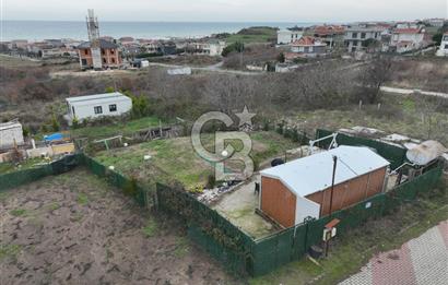 KARABURUN DA KONTEYNER VE BAHÇESİ OLAN DENİZ MANZARALI ARSA