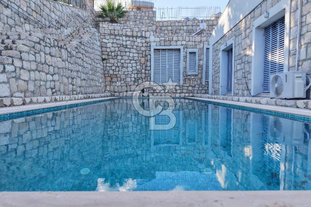 KARABURUN'DA MÜSTAKİL HAVUZLU FULL DENİZ MANZARALI 4+2 TAŞ VİLLA