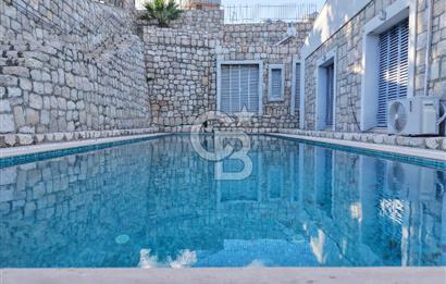 KARABURUN'DA MÜSTAKİL HAVUZLU FULL DENİZ MANZARALI 4+2 TAŞ VİLLA