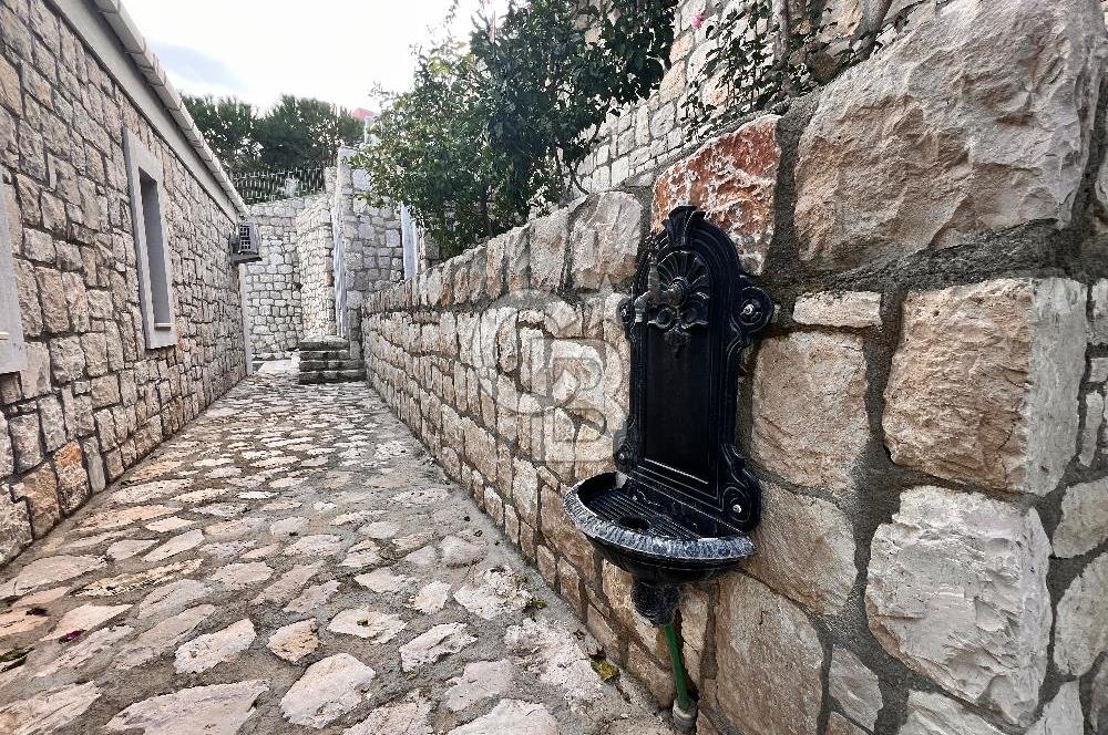 KARABURUN'DA MÜSTAKİL HAVUZLU FULL DENİZ MANZARALI 4+2 TAŞ VİLLA