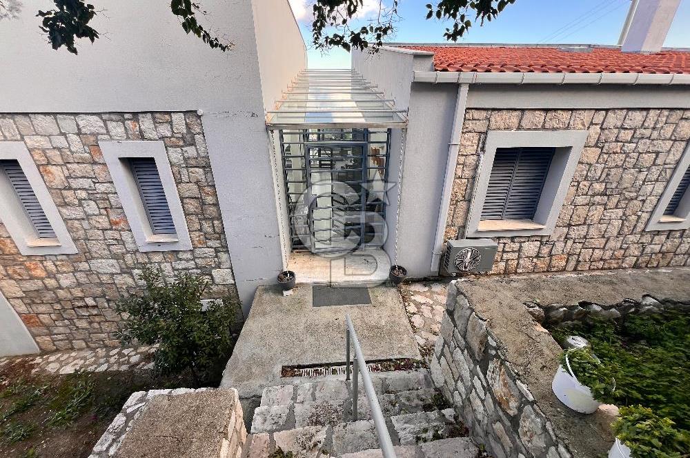 KARABURUN'DA MÜSTAKİL HAVUZLU FULL DENİZ MANZARALI 4+2 TAŞ VİLLA