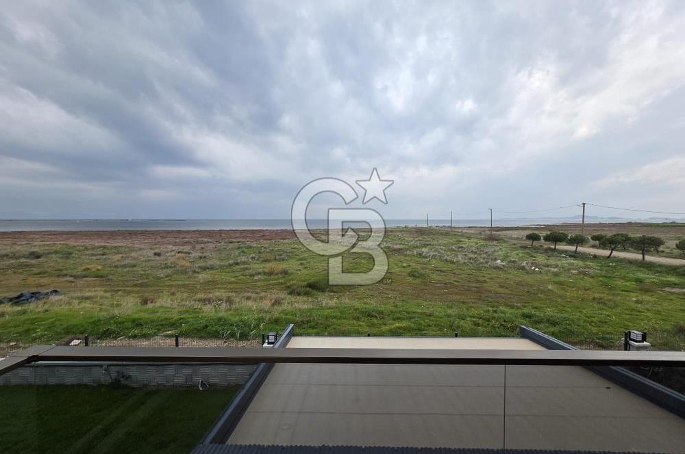 AYVALIK ALTINOVADA DENİZ MANZARALI HAVUZLU SİTEDE 1+1 EŞYALI