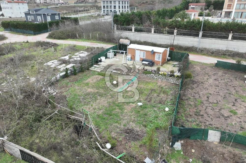 KARABURUN DA KONTEYNER VE BAHÇESİ OLAN DENİZ MANZARALI ARSA