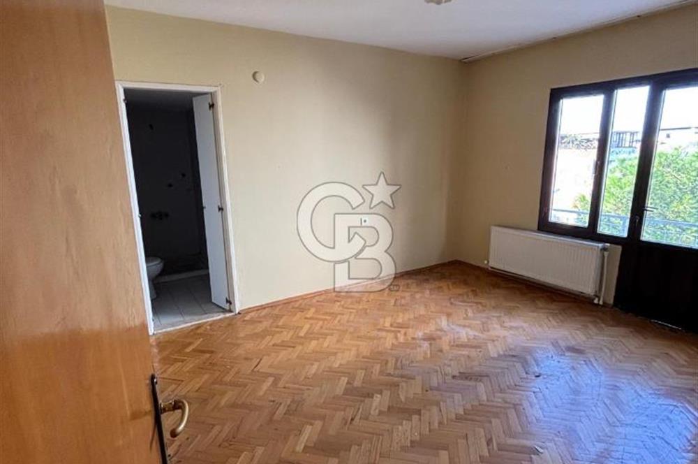 Torbalı Mithat Paşa Caddesi’nde Merkezi Konumda Satılık Geniş 3+1 Daire