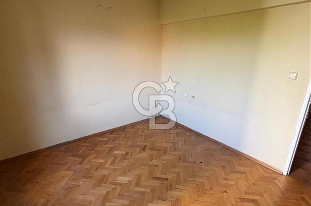 Torbalı Mithat Paşa Caddesi’nde Merkezi Konumda Satılık Geniş 3+1 Daire