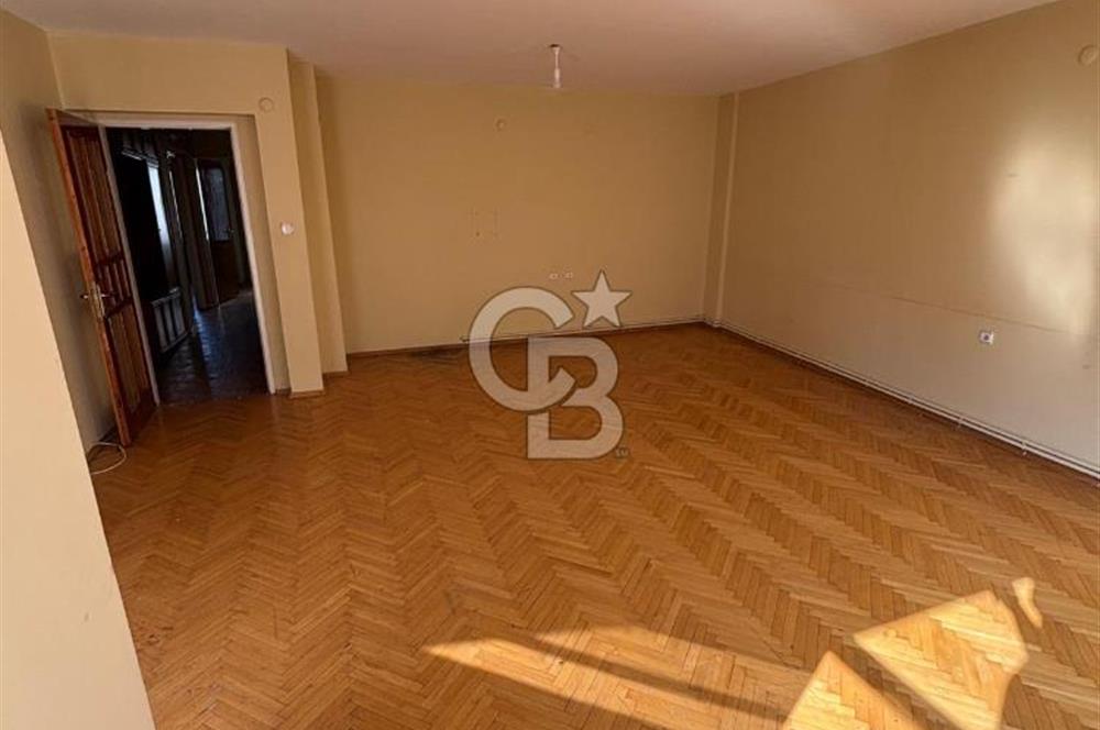 Torbalı Mithat Paşa Caddesi’nde Merkezi Konumda Satılık Geniş 3+1 Daire