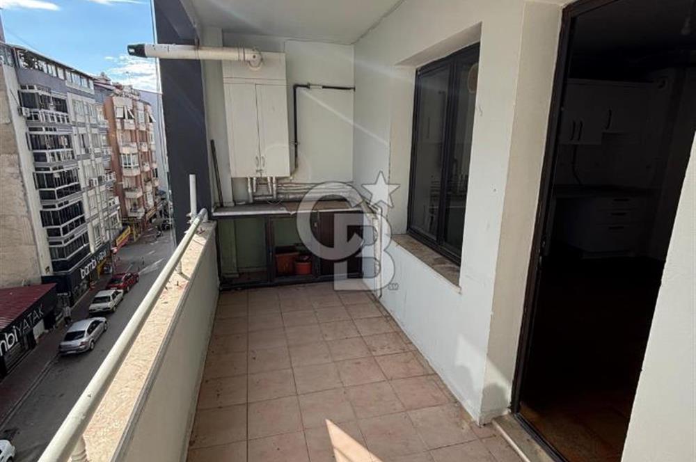 Torbalı Mithat Paşa Caddesi’nde Merkezi Konumda Satılık Geniş 3+1 Daire