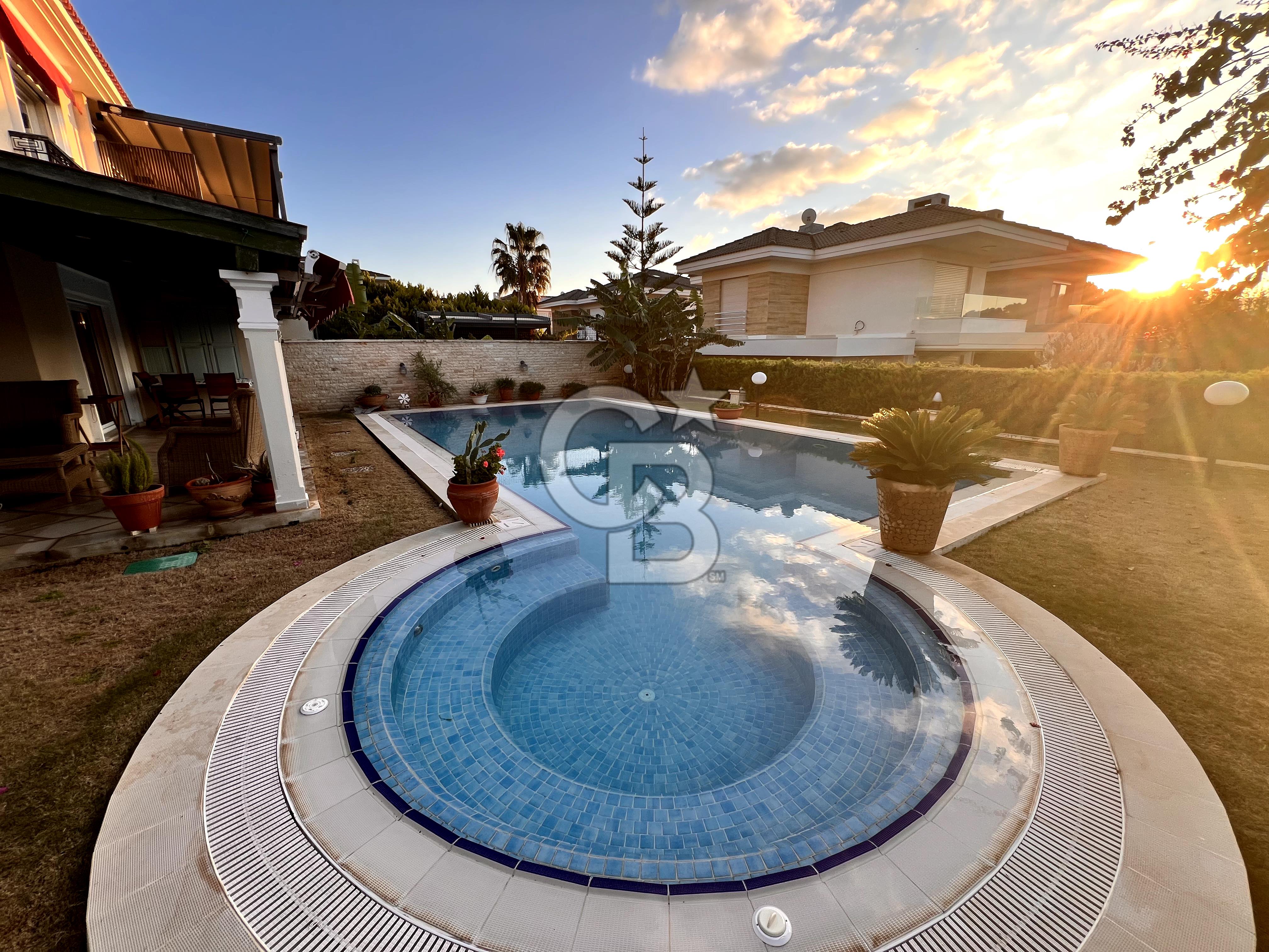 ÇEŞME ILICA'DA 4+1 MÜSTAKİL HAVUZLU İKİZ VİLLA