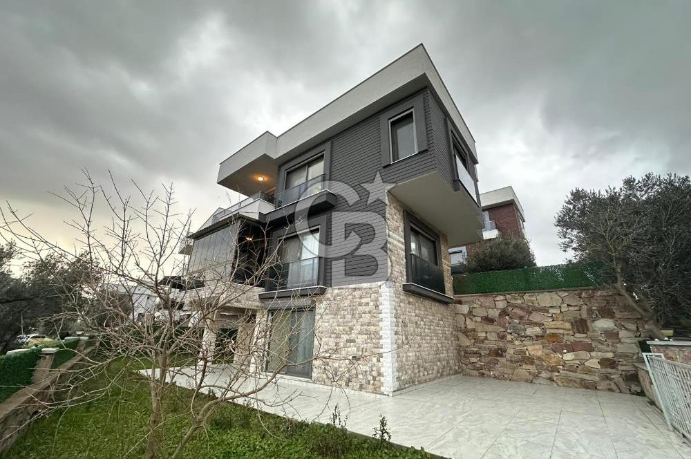 Pelitköy'de Kesintisiz Deniz Manzaralı Tam Müstakil Villa