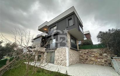 Pelitköy'de Kesintisiz Deniz Manzaralı Tam Müstakil Villa