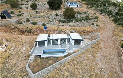 CB GİZ'DEN KAŞ YAYLA BEZİRGAN'DA SATILIK TARLA VE 2+1 VİLLA