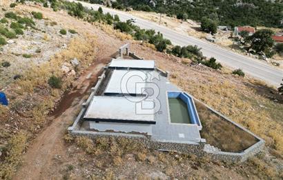 CB GİZ'DEN KAŞ YAYLA BEZİRGAN'DA SATILIK TARLA VE 2+1 VİLLA