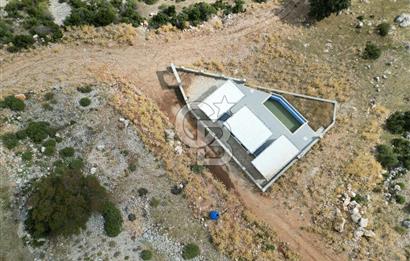 CB GİZ'DEN KAŞ YAYLA BEZİRGAN'DA SATILIK TARLA VE 2+1 VİLLA