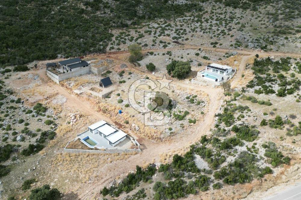 CB GİZ'DEN KAŞ YAYLA BEZİRGAN'DA SATILIK TARLA VE 2+1 VİLLA