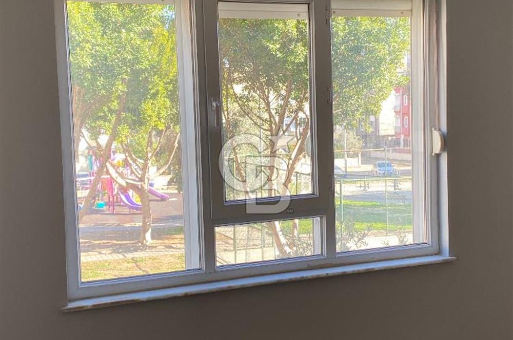 Kepez Karşıyaka'da sokak ve park manzaralı 2+1 köşe daire