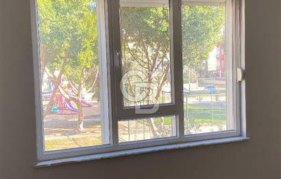 Kepez Karşıyaka'da sokak ve park manzaralı 2+1 köşe daire