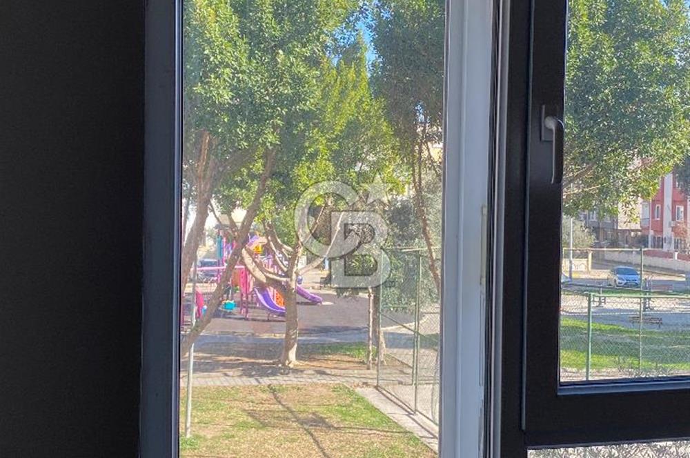 Kepez Karşıyaka'da sokak ve park manzaralı 2+1 köşe daire