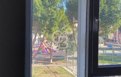 Kepez Karşıyaka'da sokak ve park manzaralı 2+1 köşe daire