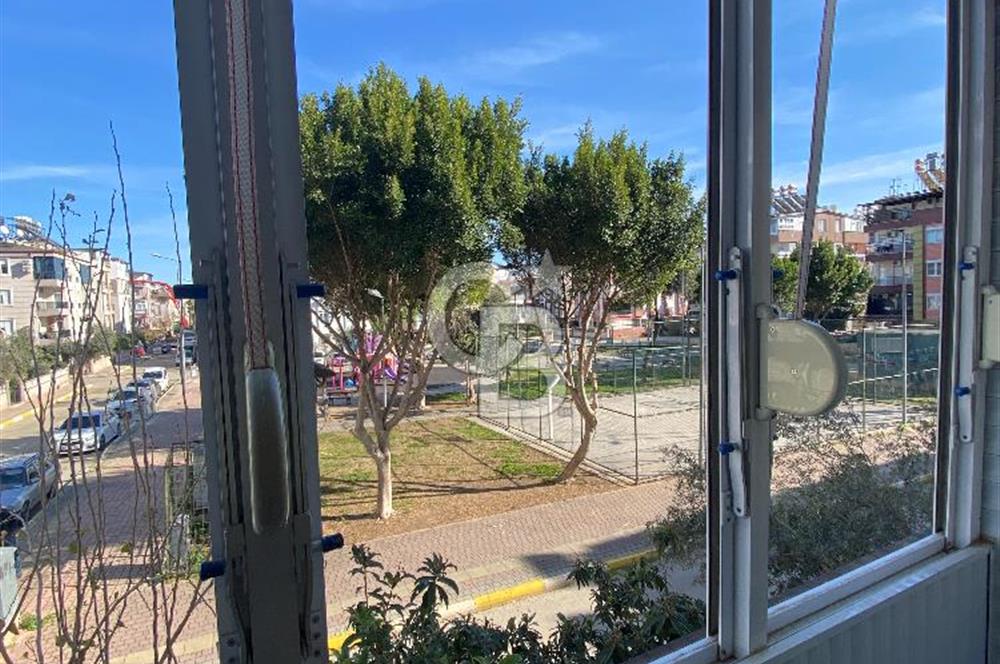 Kepez Karşıyaka'da sokak ve park manzaralı 2+1 köşe daire