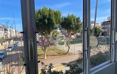 Kepez Karşıyaka'da sokak ve park manzaralı 2+1 köşe daire