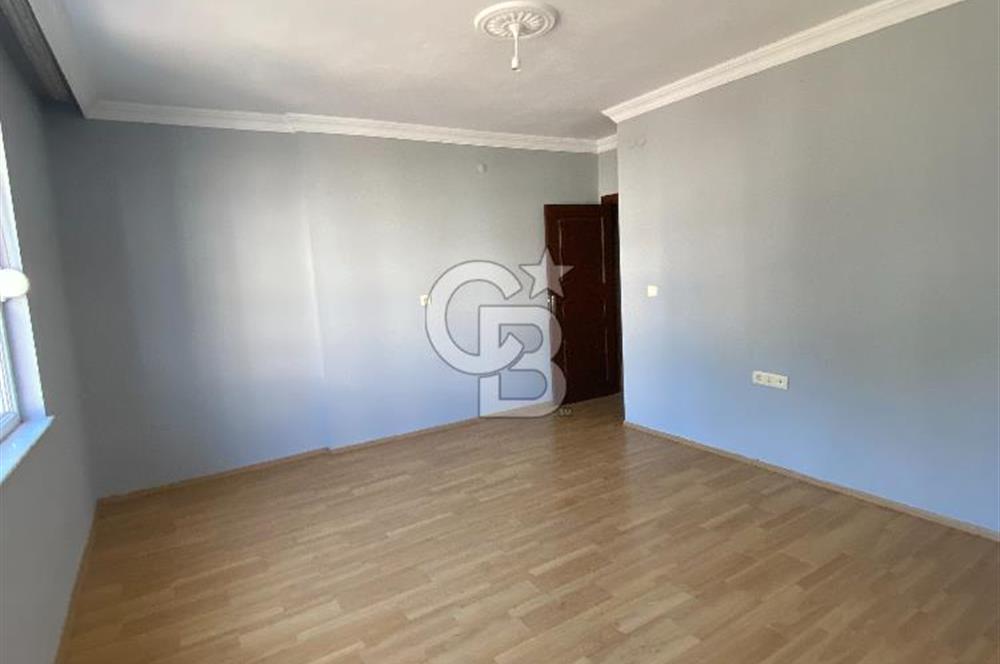 Kepez Karşıyaka'da sokak ve park manzaralı 2+1 köşe daire