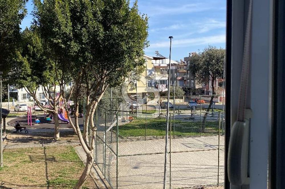 Kepez Karşıyaka'da sokak ve park manzaralı 2+1 köşe daire