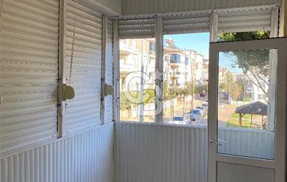 Kepez Karşıyaka'da sokak ve park manzaralı 2+1 köşe daire