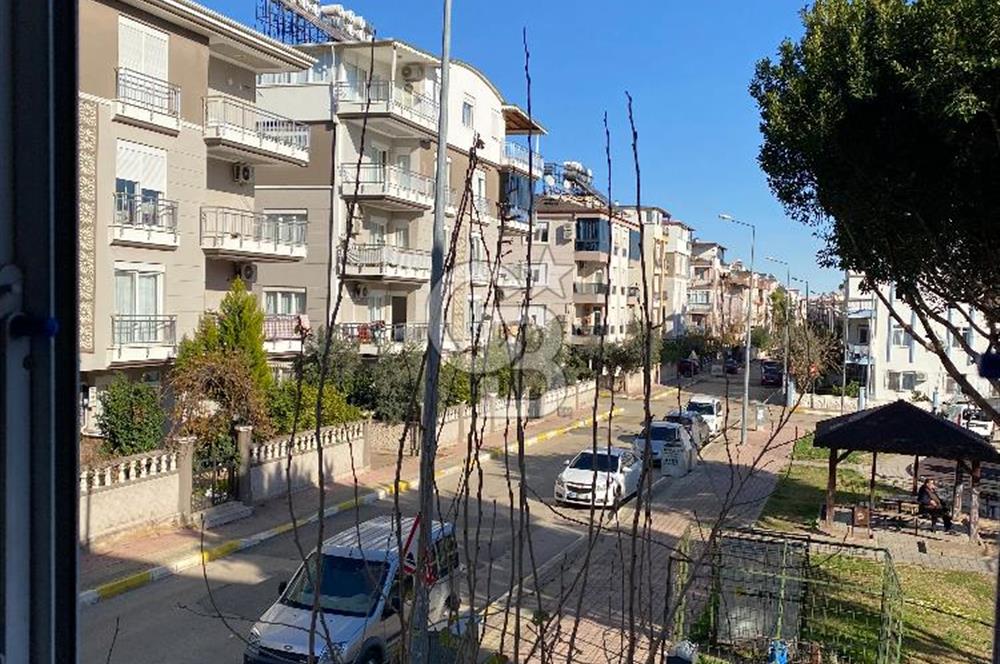 Kepez Karşıyaka'da sokak ve park manzaralı 2+1 köşe daire