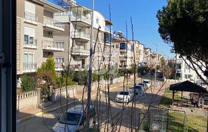 Kepez Karşıyaka'da sokak ve park manzaralı 2+1 köşe daire