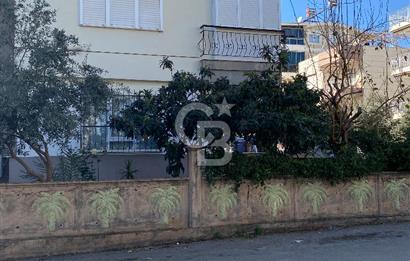 Kepez Karşıyaka'da sokak ve park manzaralı 2+1 köşe daire