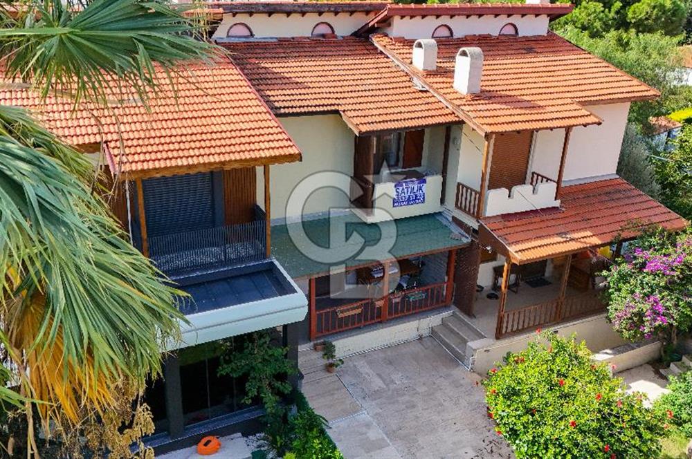 Çeşme Paşalimanı Denize Yürüme Mesafesi Havuzlu Satılık Villa