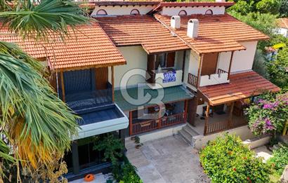 Çeşme Paşalimanı Denize Yürüme Mesafesi Havuzlu Satılık Villa