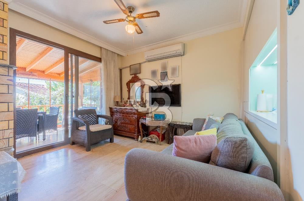 Çeşme Paşalimanı Denize Yürüme Mesafesi Havuzlu Satılık Villa